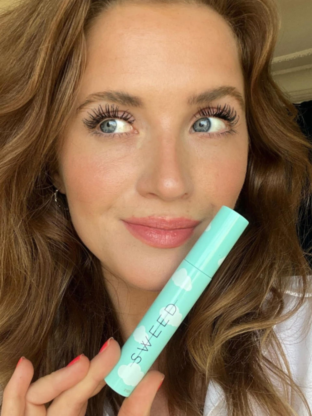 Sweed Cloud Mascara brush in motion applying product from base to tips