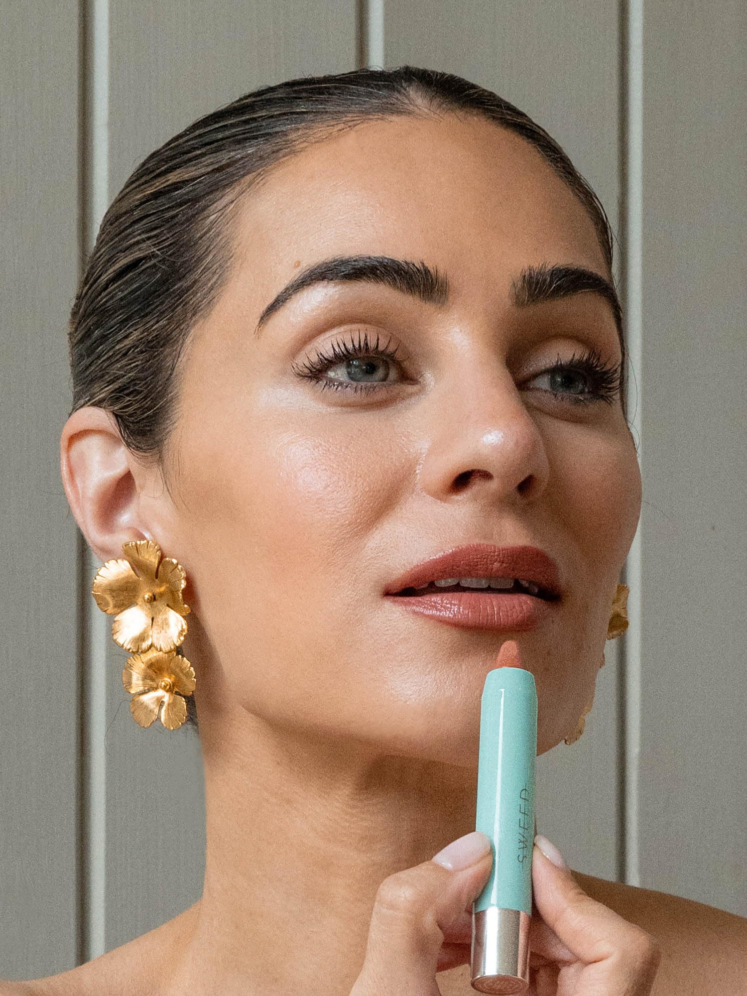 Sweed Le Lipstick shine swatch emphasizes radiant finish and moisturizing feel.