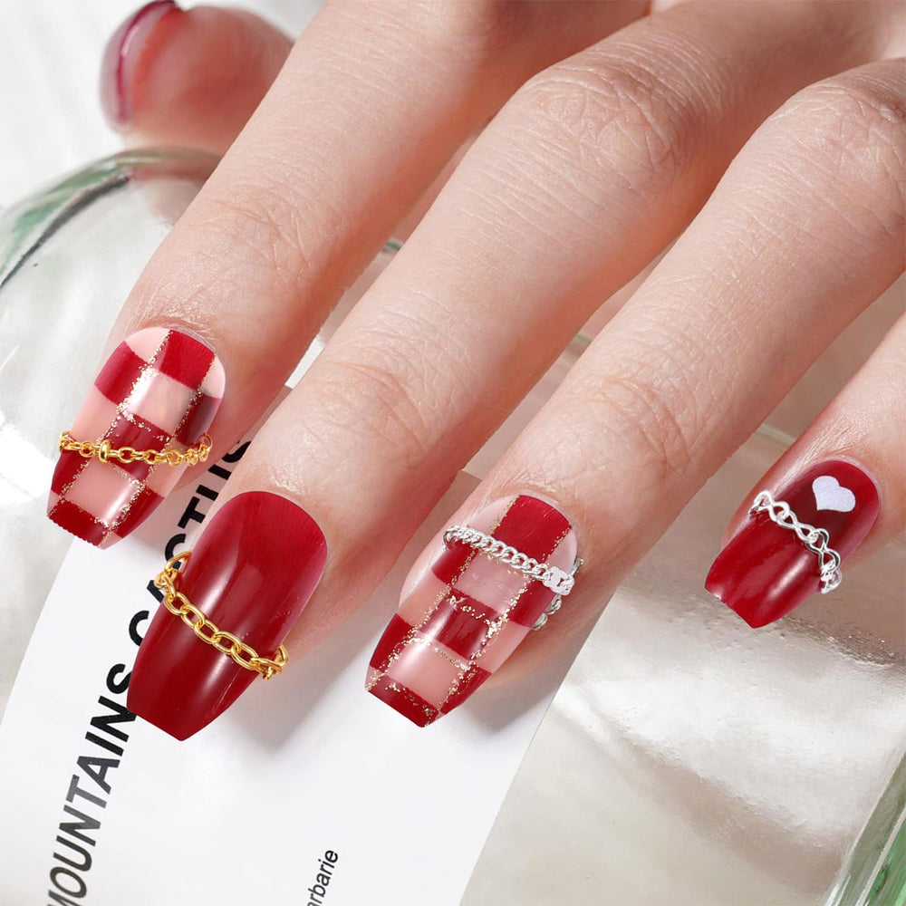 SynHHergyx nail chains on natural nails for chic 3D accents