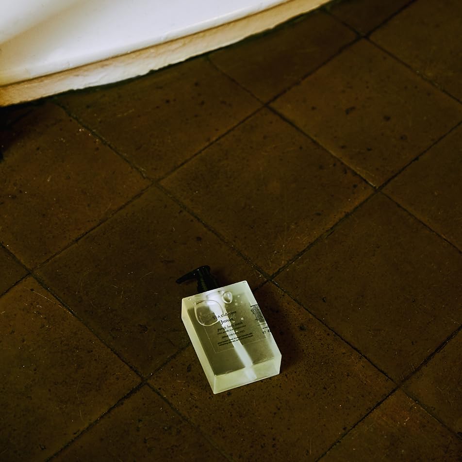 Herbal fragrance trails after washing with TEA Collective Junos Purify.