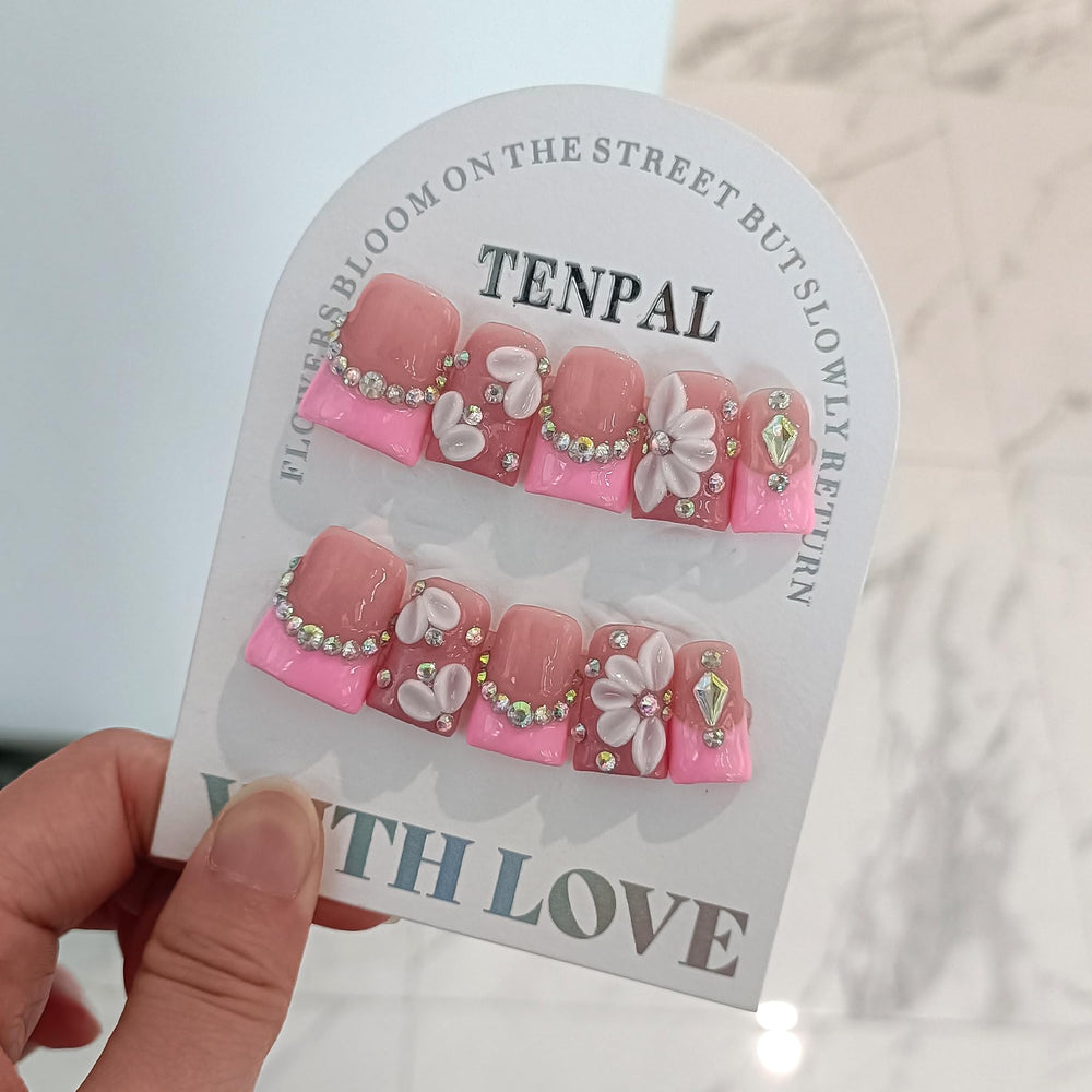 TENPAL nails deliver a salon-like gel look without UV light.