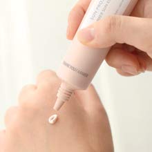 Natural extracts in Sun Project Shimmer provide radiant skin without heaviness.