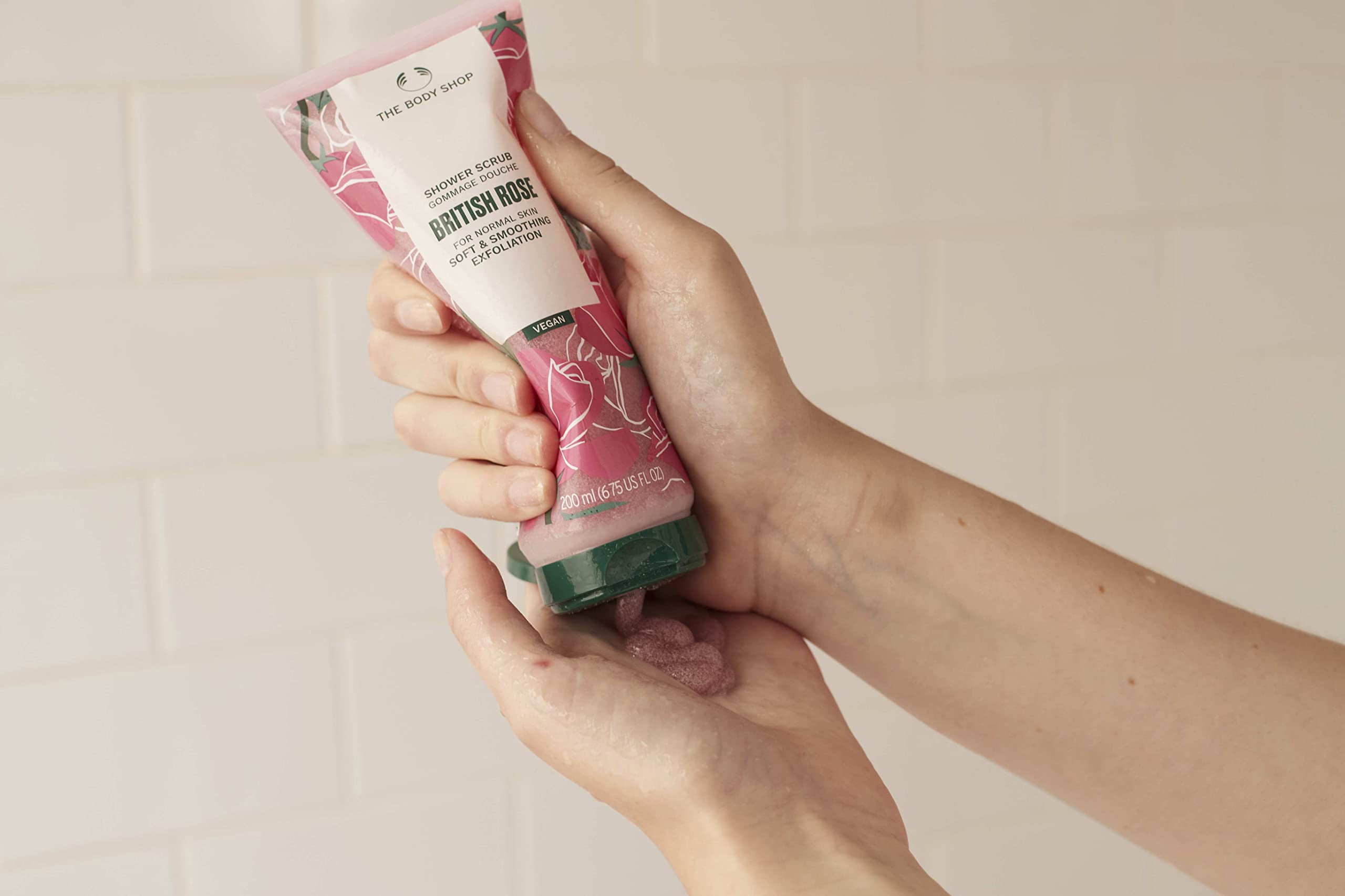 Packaging close-up reveals recyclable tube with 30% recycled plastic
