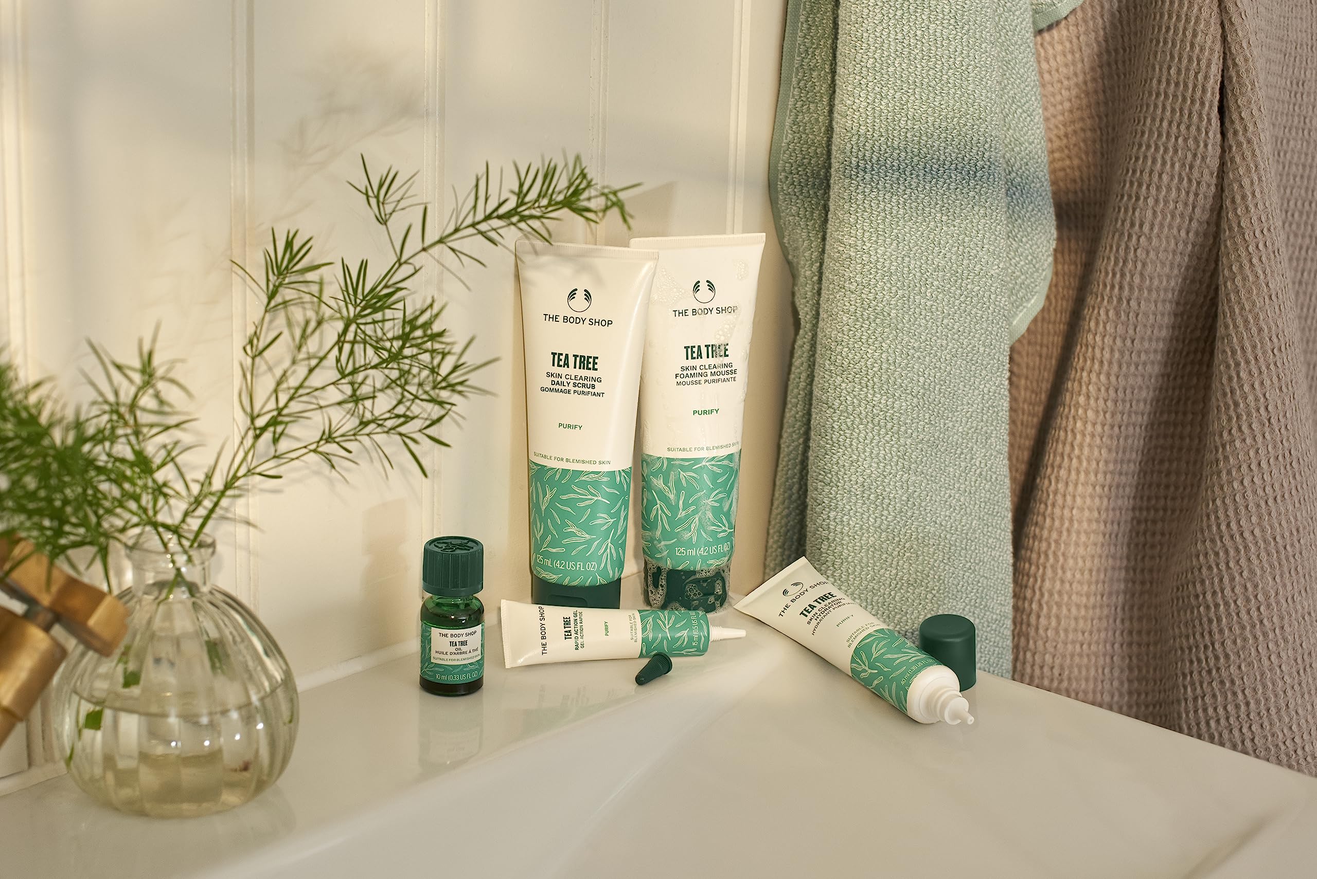 Purifie et clarifie la peau avec huile de thé du Kenya.