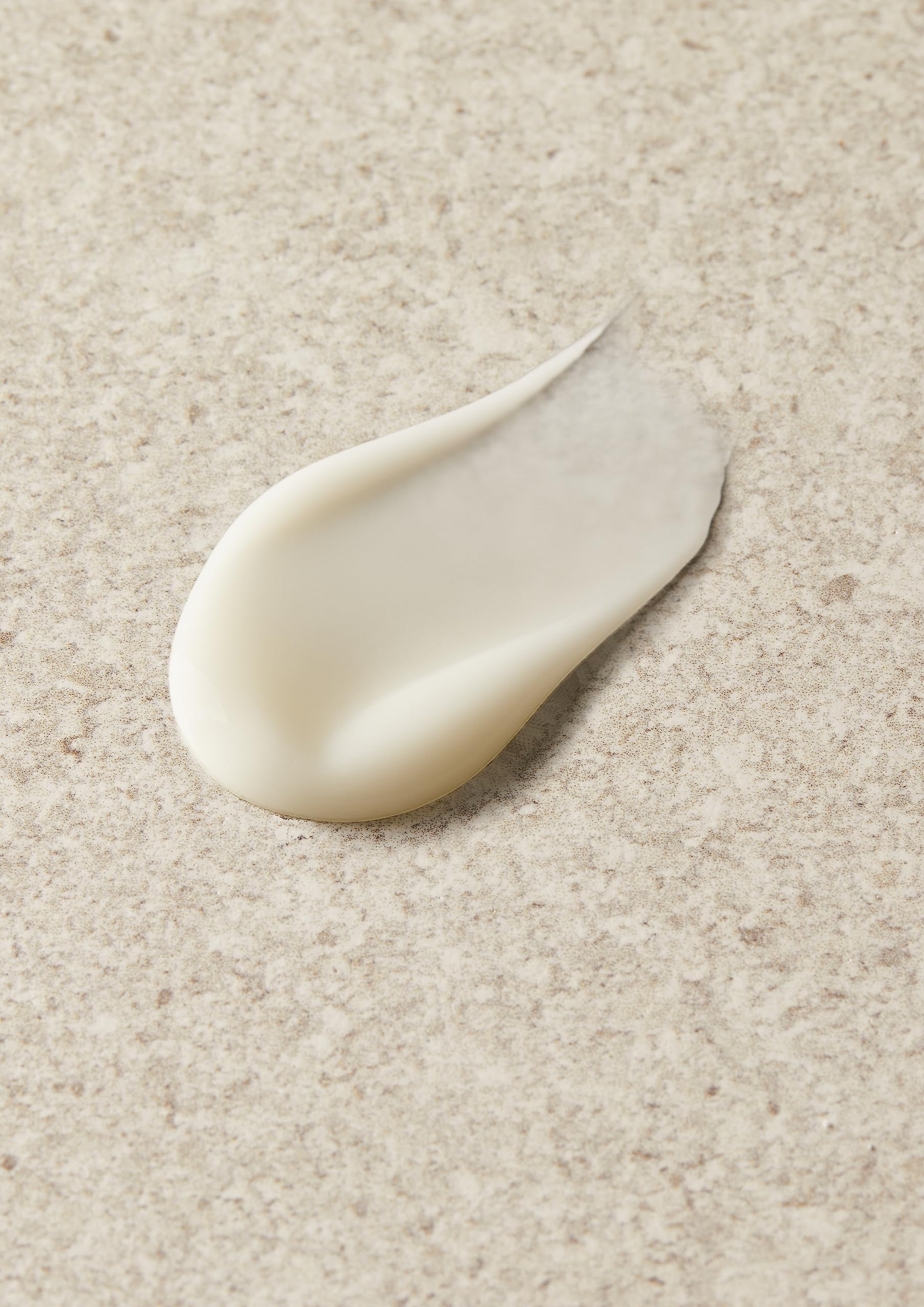 Texture crème qui se transforme en eau légère pour peau vivifiée.