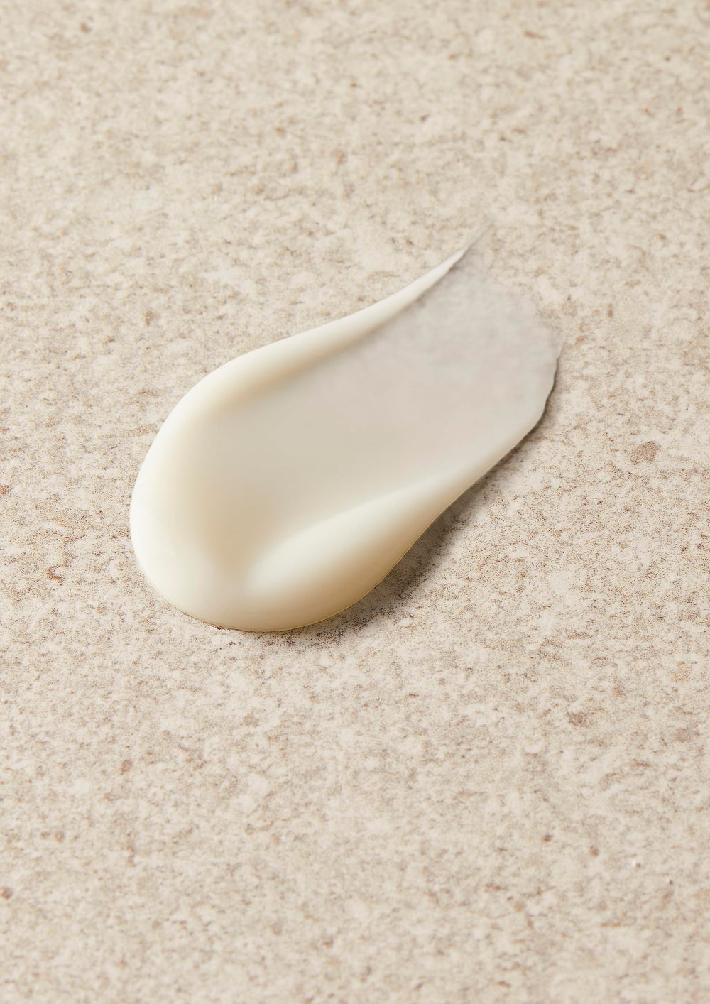 Texture crème qui se transforme en eau légère pour peau vivifiée.