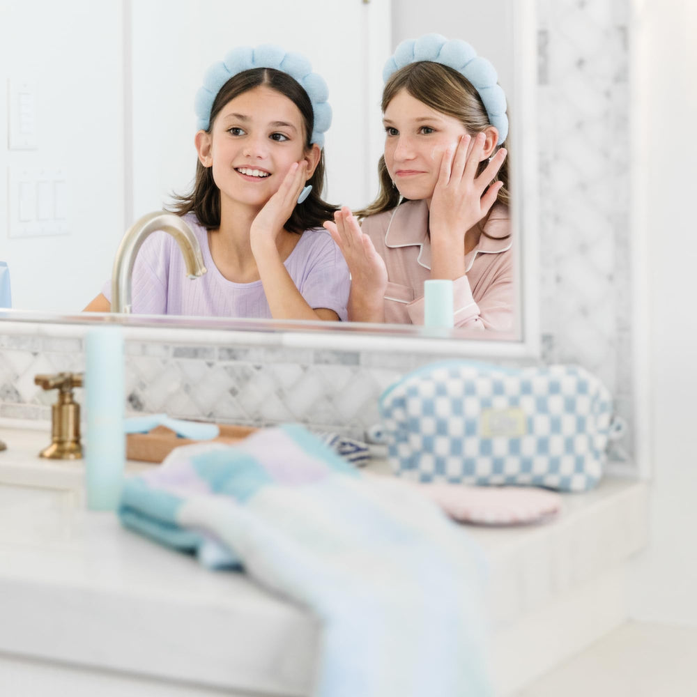 Gift-ready set for teen girls and beginner skincare routines.