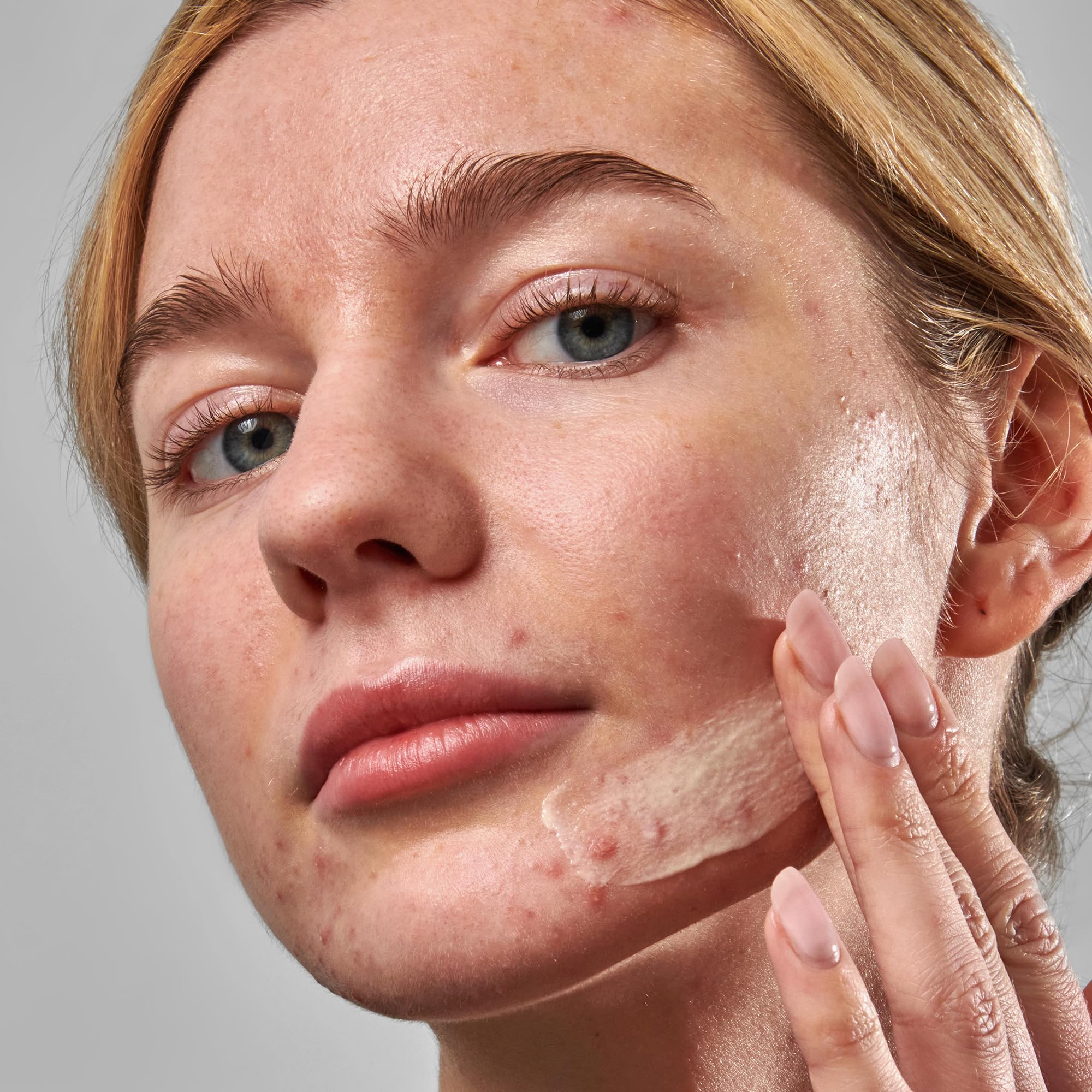 Novoretin 2% Moisturizer on clean face after routine for overnight care