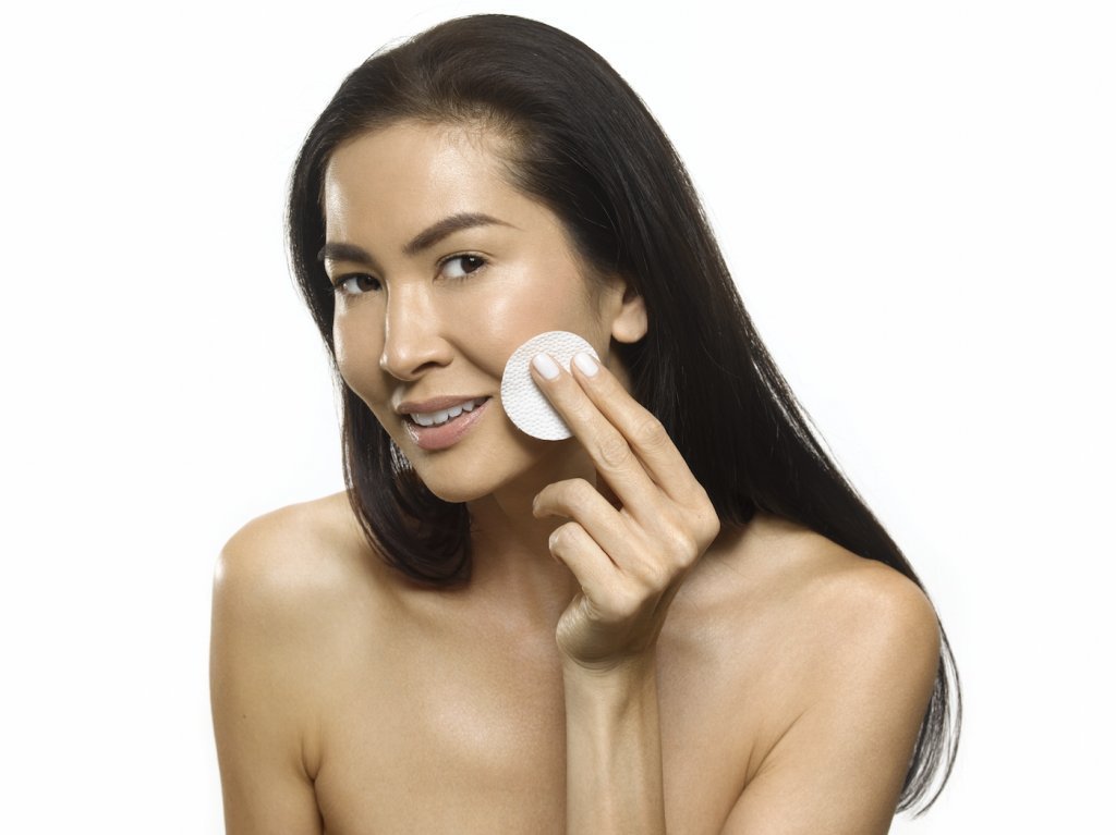 Wipes refreshing pores with compact The Magic Pads packaging