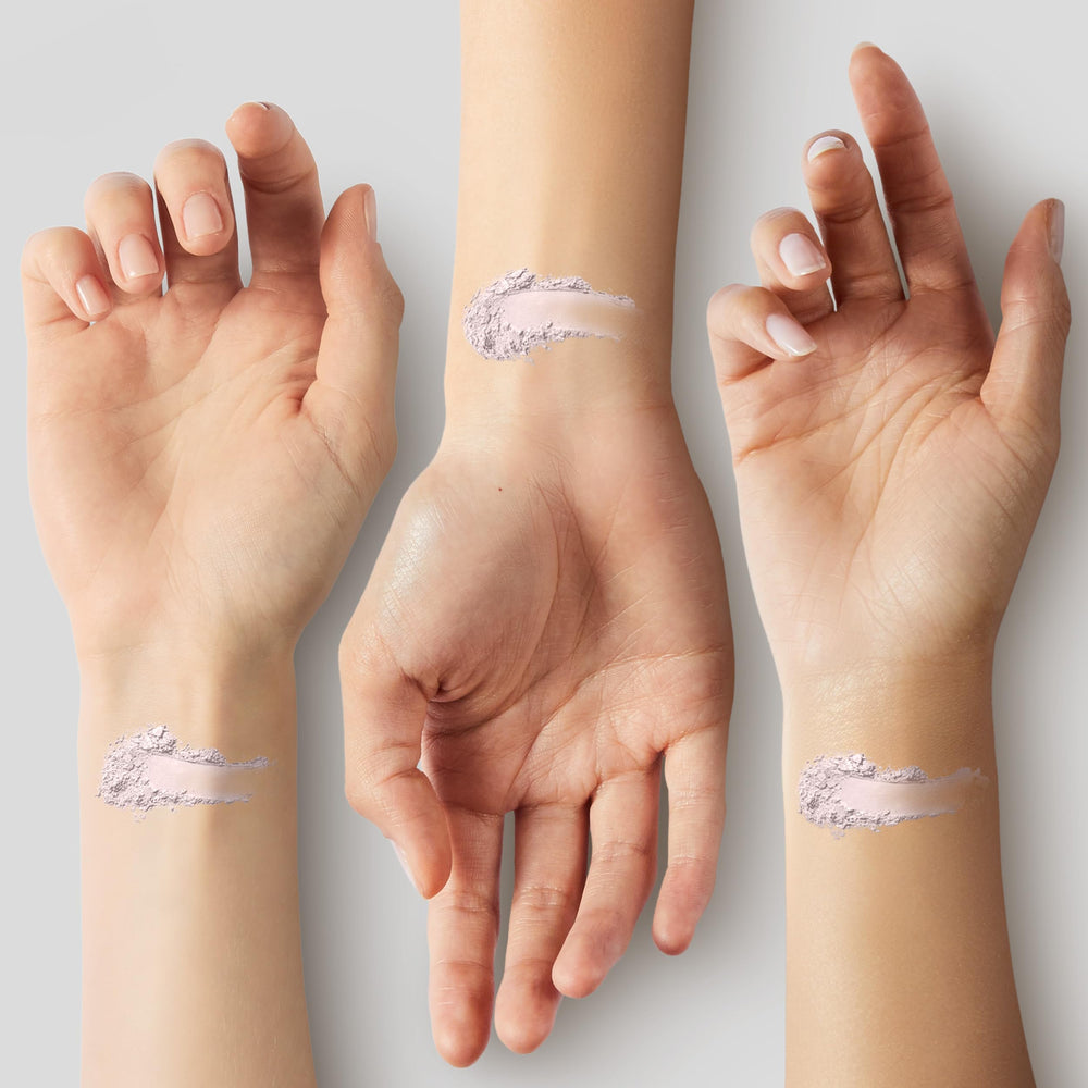 Natural soothing ingredients calamine, birch sap, and houttuynia balance the skin.