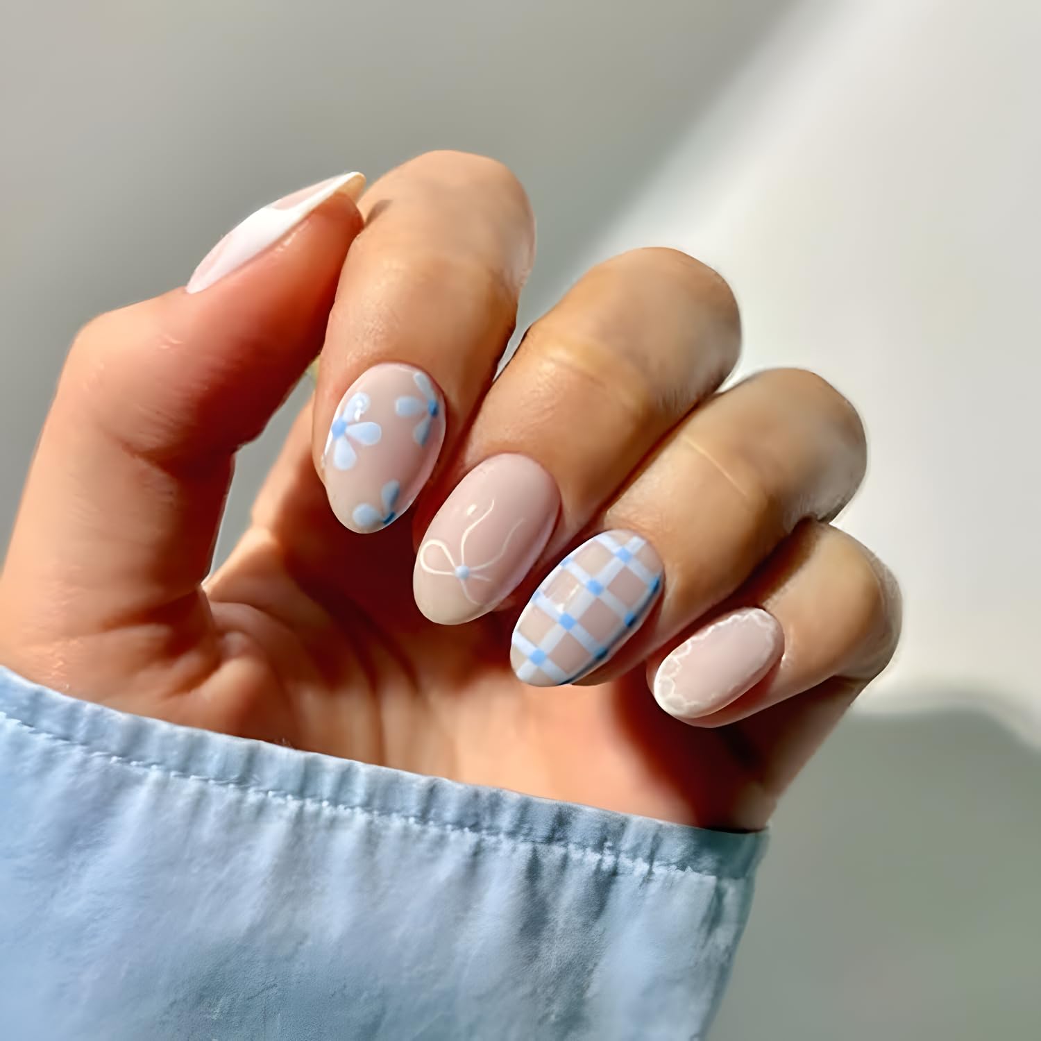 Tnbuokas blue-flower design nails add a delicate, eye-catching touch.
