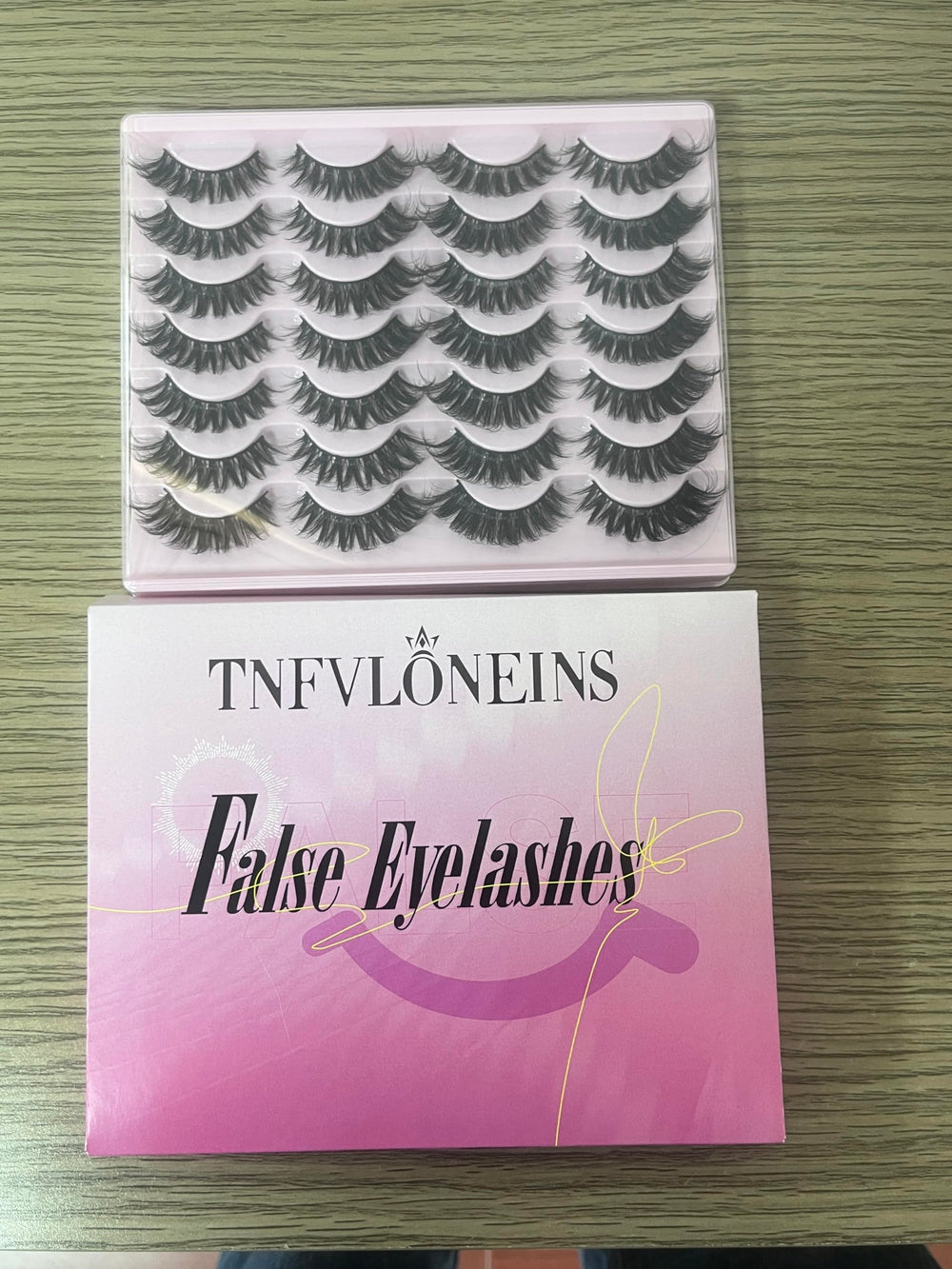 TNFVLONEINS trim-to-fit lashes for a customized eye shape