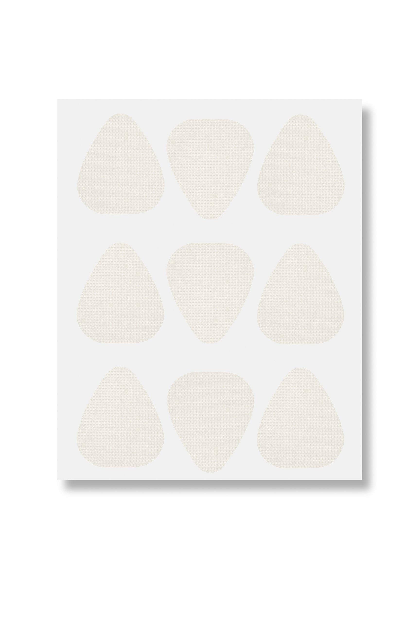 Toute Nuit Triangle Patches apply easily on clean skin before bedtime.