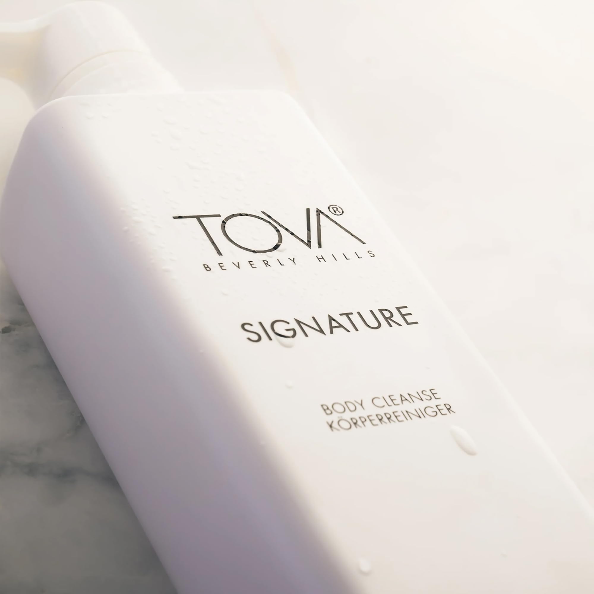 Ingredients focus cornflower and sea fennel, highlighting botanical extracts for skin comfort.