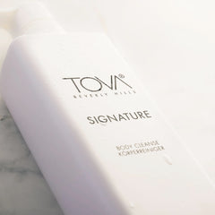 Ingredients focus cornflower and sea fennel, highlighting botanical extracts for skin comfort.
