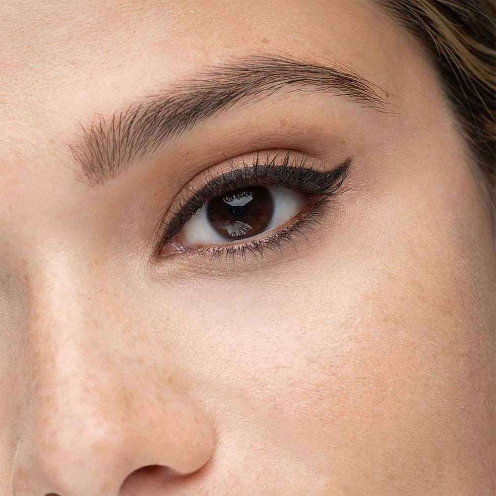 TRE'STIQUE Eyeliner waterline-friendly formula delivers rich color with comfortable wear.