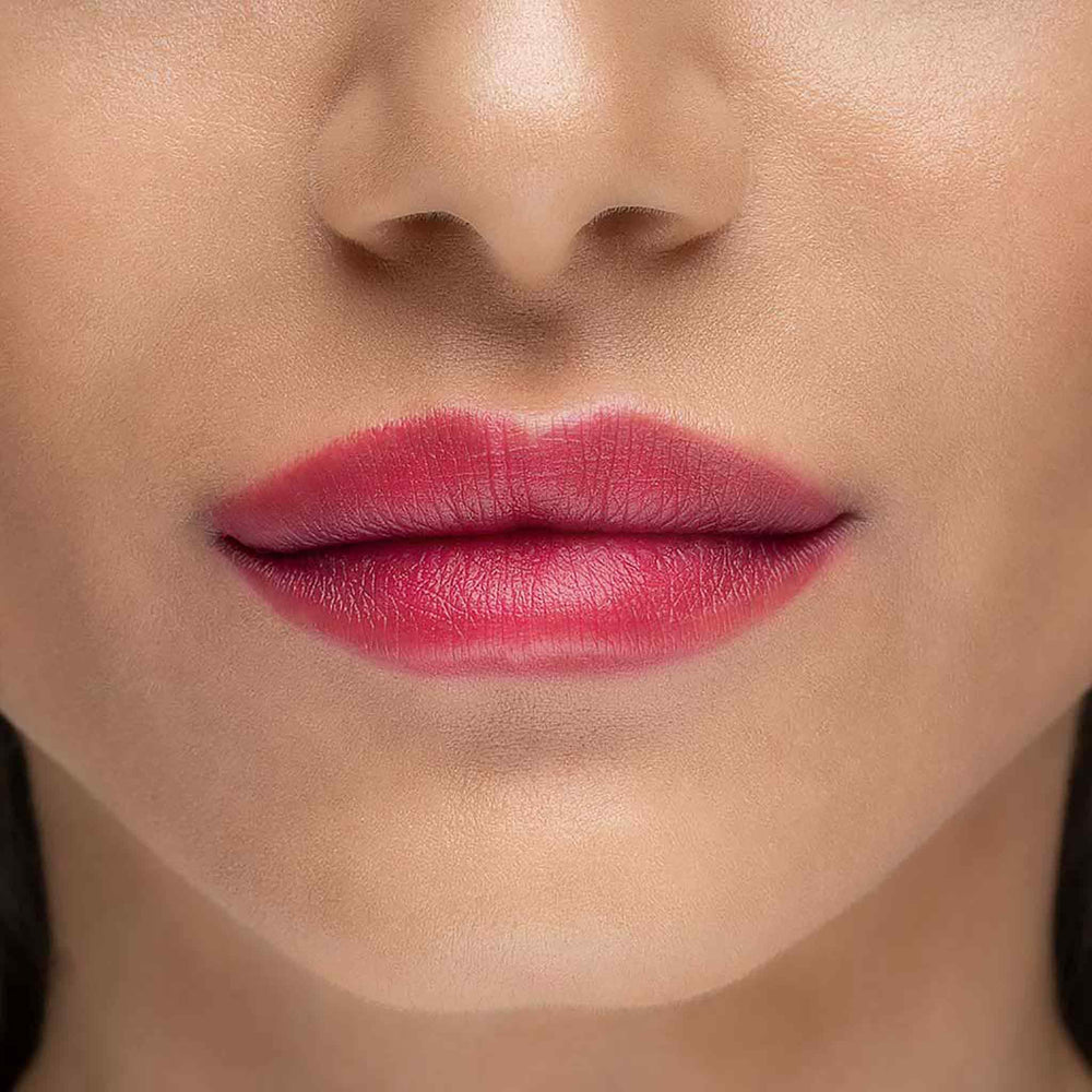 TRE'STIQUE built-in lip balm application highlighting shine over matte color.