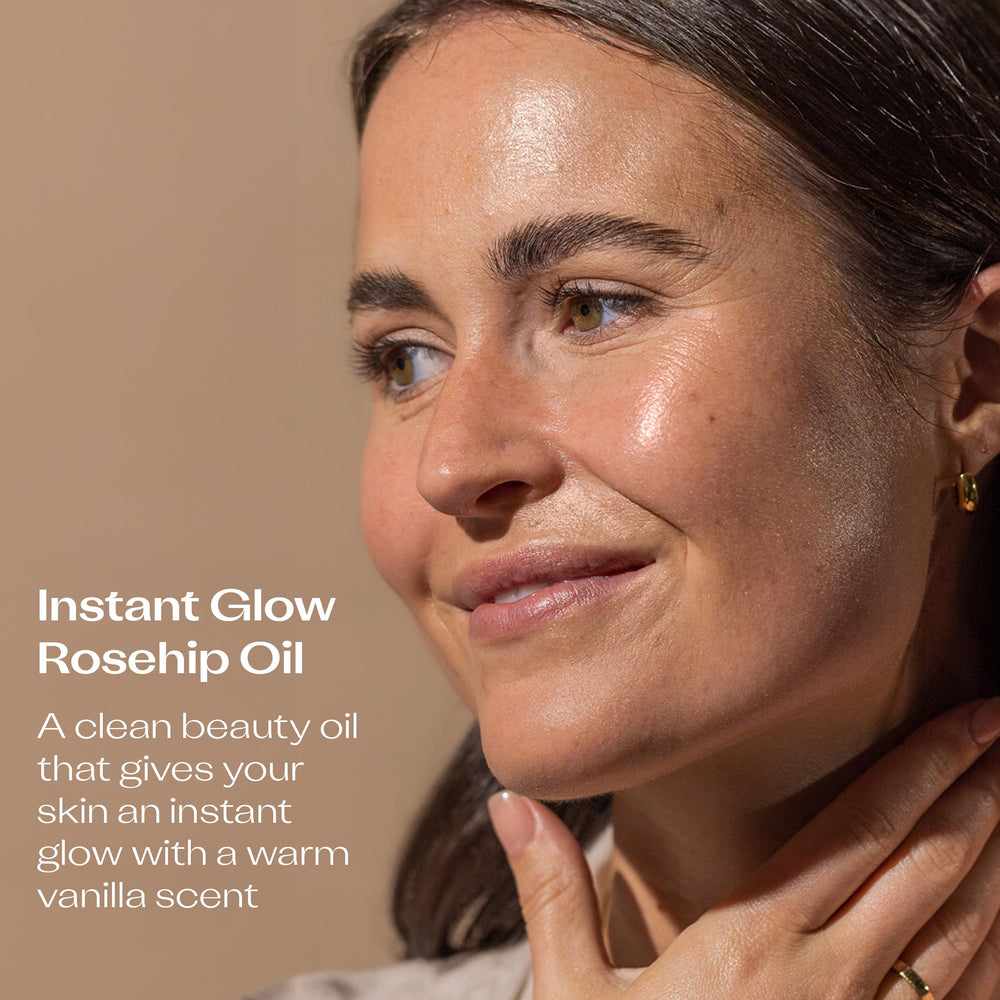 Mica swatch of Trilogy Instant Glow Rosehip Oil highlighting luminous sparkle