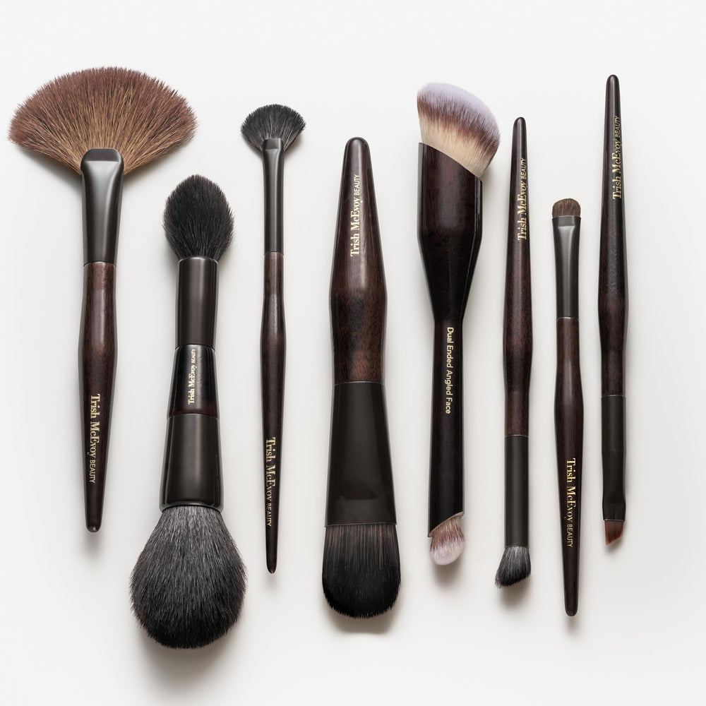 Trish McEvoy Brush 75 ergonomic handle design improves control