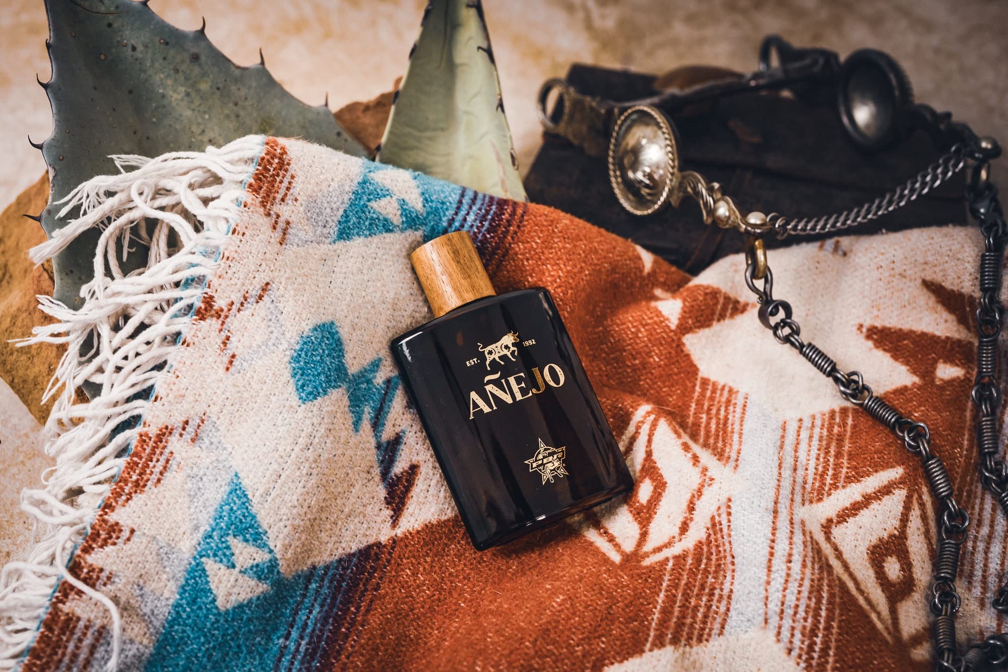 Woodgrain texture on the box evokes aged woods in the fragrance