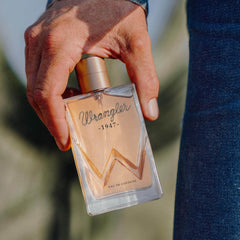 Wrangler 1947 note label emphasizing cedar, amber and zesty bergamot