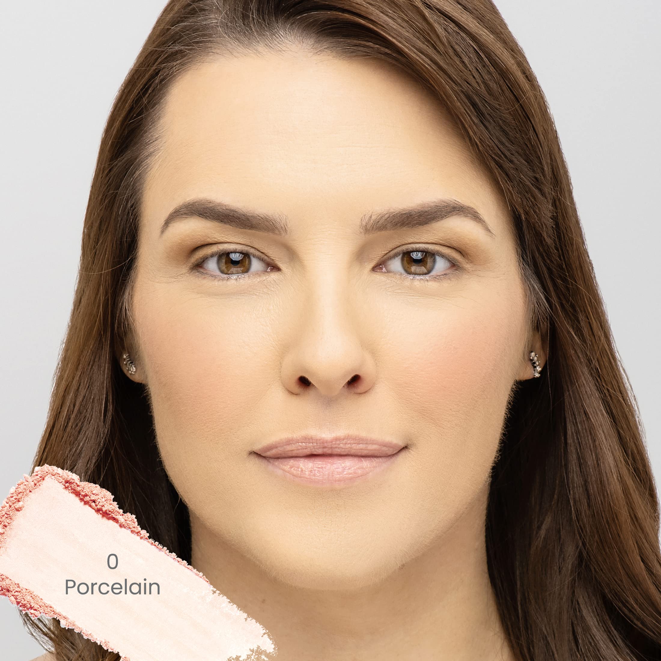 True + Luscious Sheer Halo kaolin clay powder provides oil control for a velvet matte look.