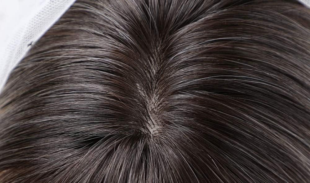 Tumhorn 130% density 18-inch wig creates a natural silhouette.