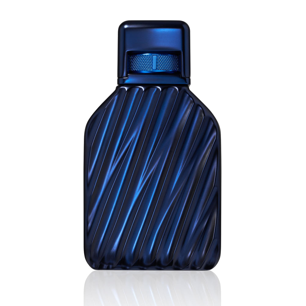 TUMI DUSK mid notes with pepper and sea notes create a balanced allure.