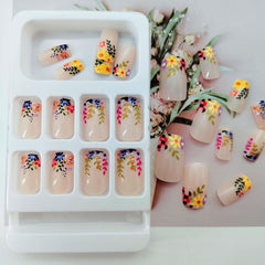 TUZANDW flower-design short nails offer easy at-home glamour.