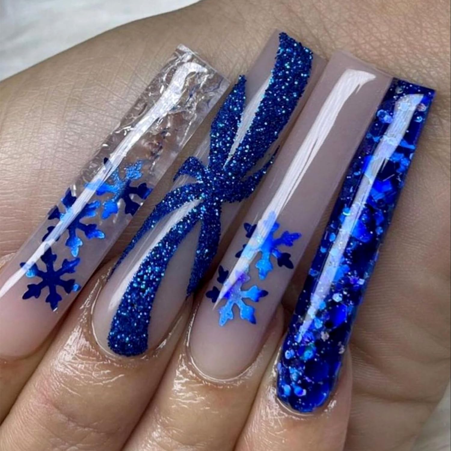 Tyuimhx snowflake design on nails demonstrates elegant seasonal glitter