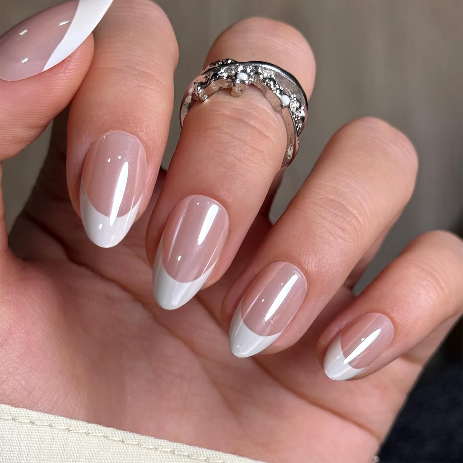 UNA GELLA soft gel nails show natural, flexible fit and smooth cuticle line
