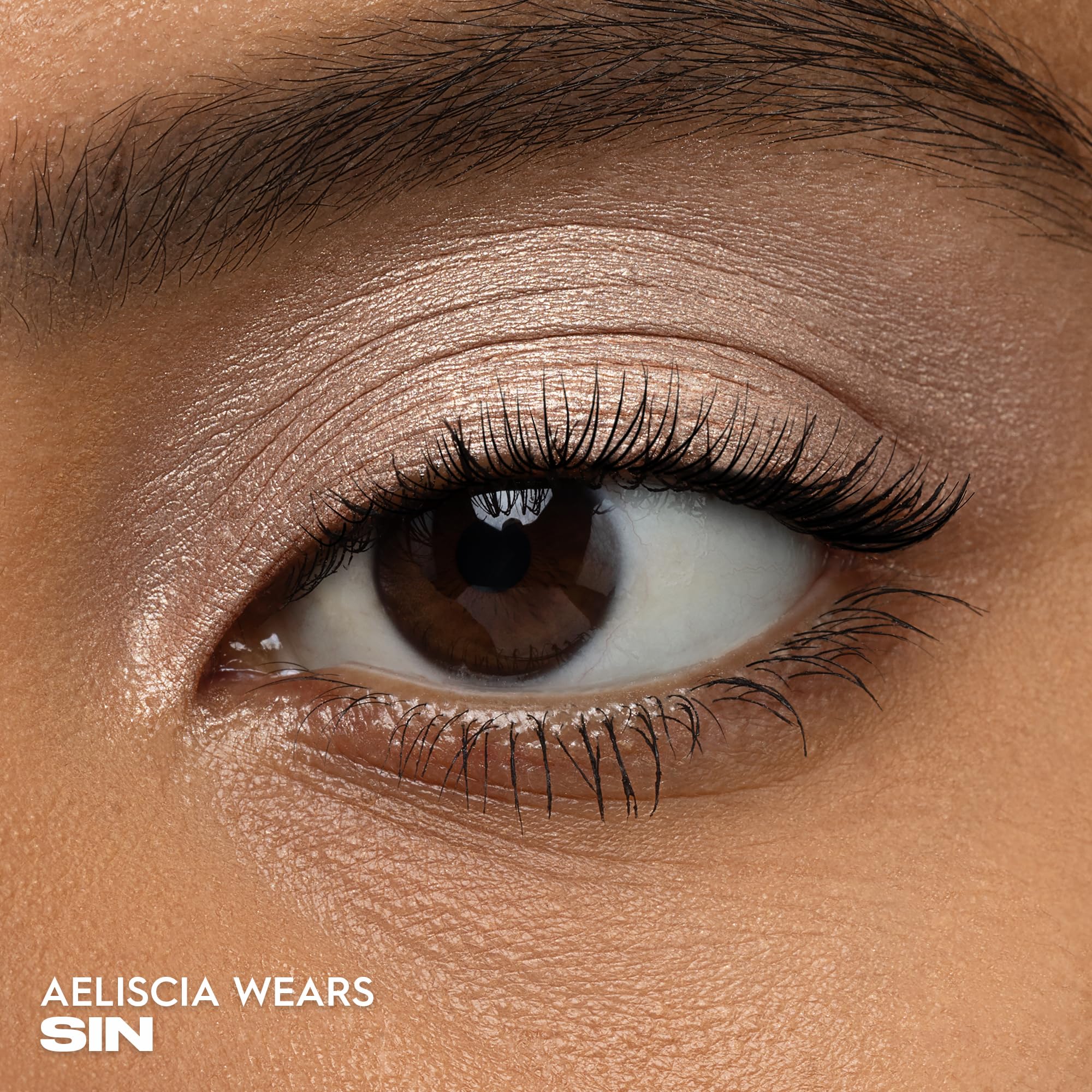 URBAN DECAY 24/7 Eyeshadow Single creaseless blend close-up for long-wear color