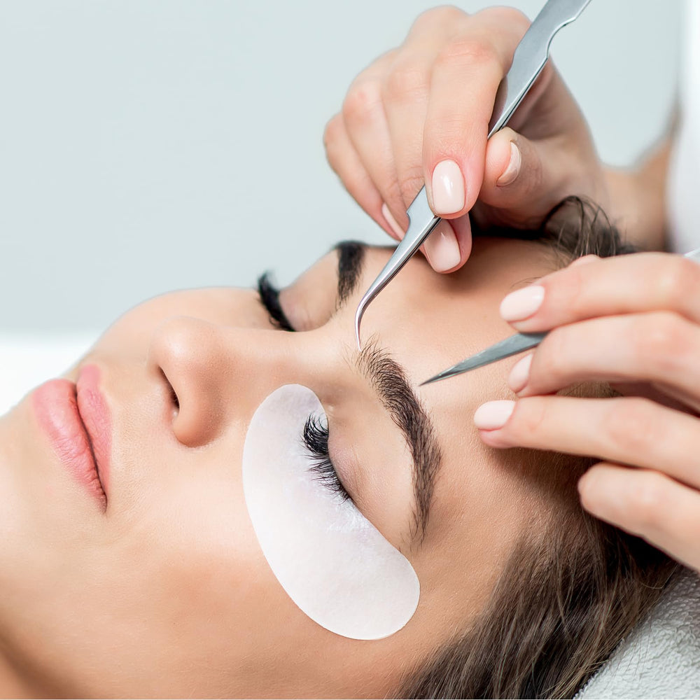 Vaincre eye patch supports lash extensions, tint, and lift with a versatile gel design.