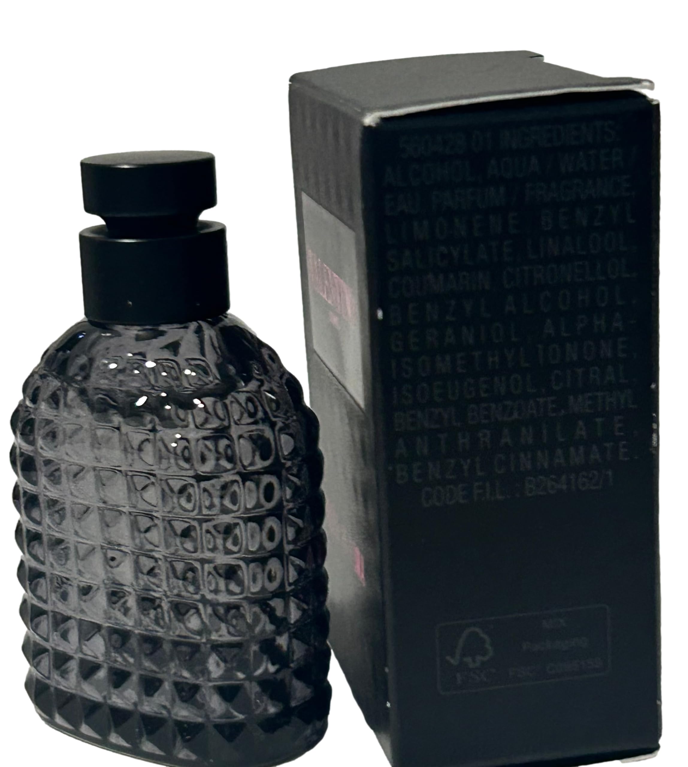 Cap and bottle close-up of Valentino Born in Roma UOMO for quick refresh