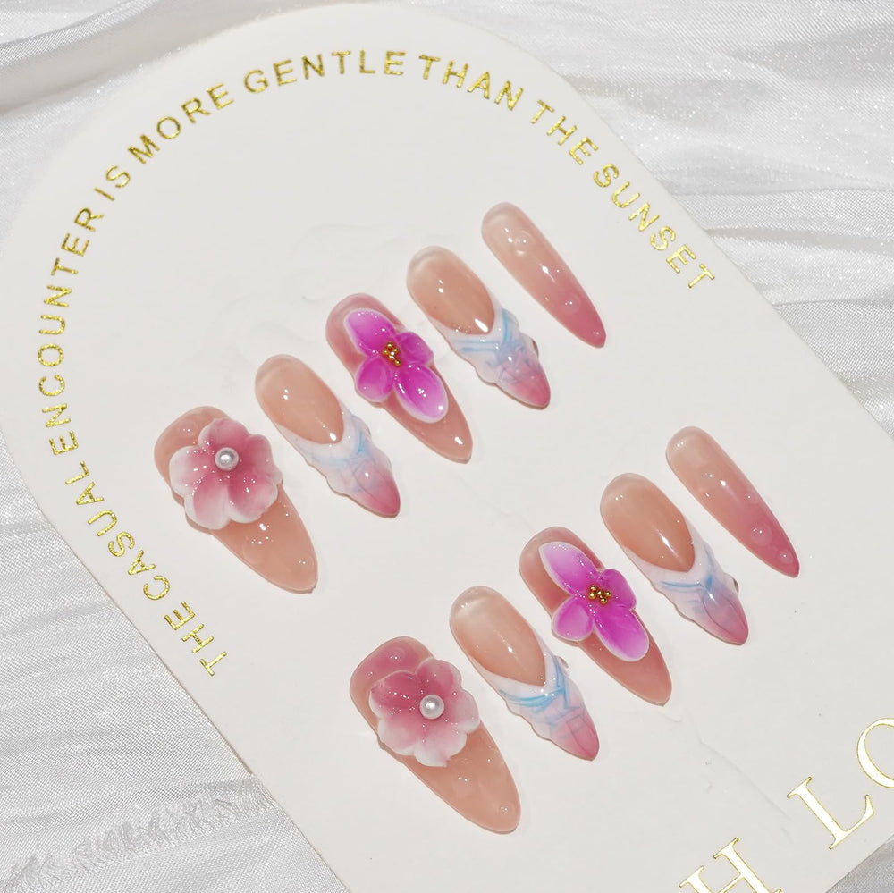 Vanesseva ocean jelly nails evoke tropical vibes and shine