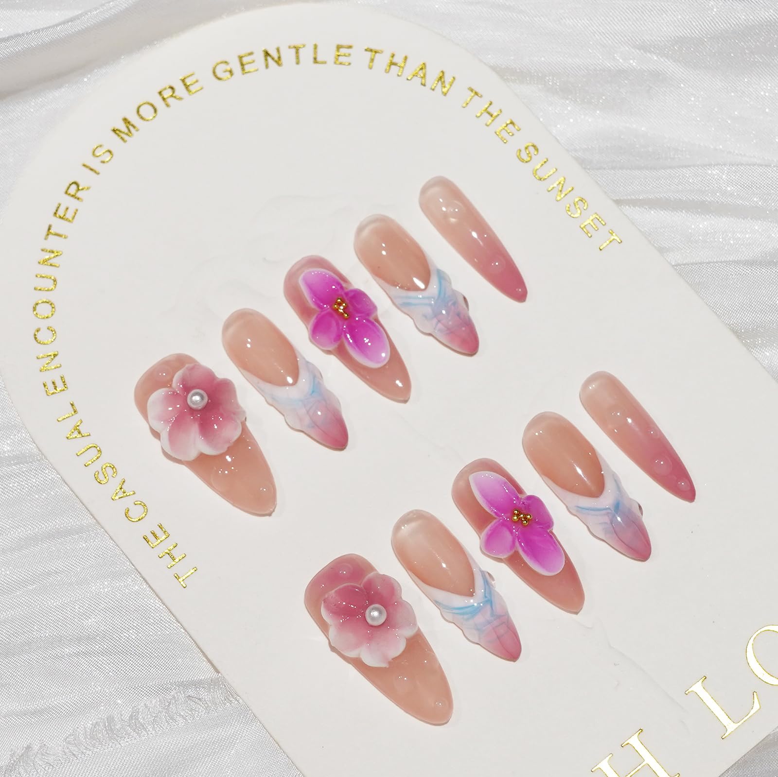 Vanesseva ocean jelly texture offers a coastal vibe for beach-ready nails.