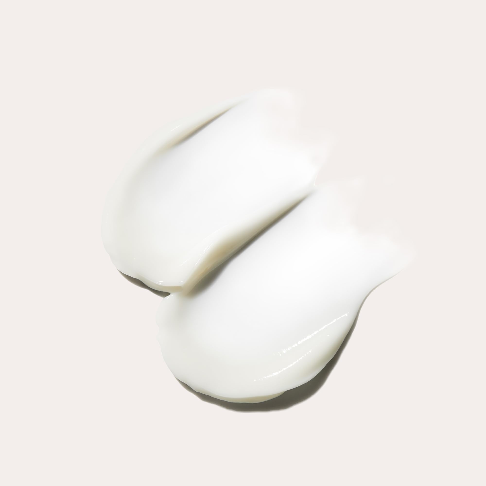 VASANTI Brighten Up New Skin Amplifying Moisturizer on skin during use provides hydration.