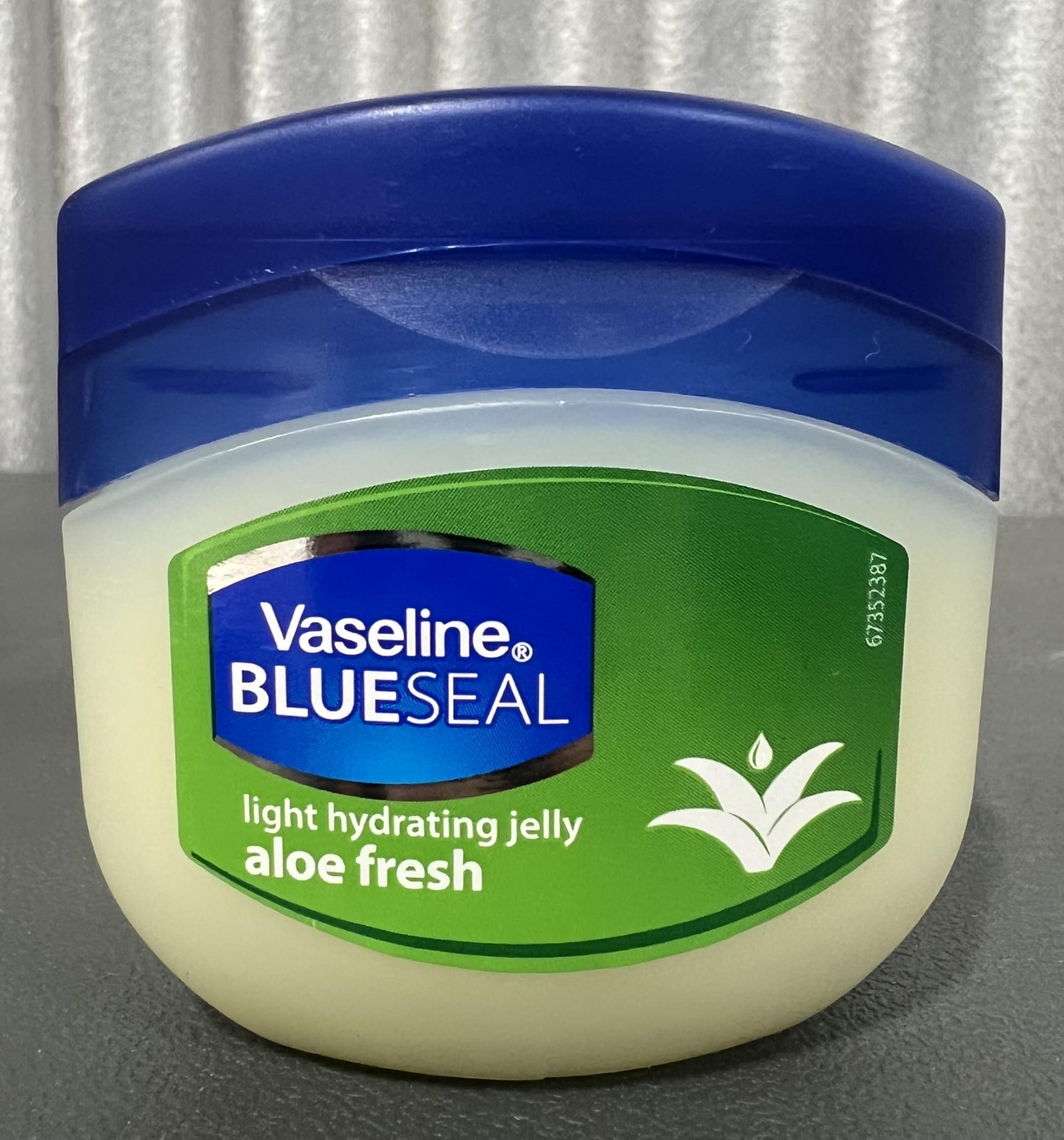 Vaseline Aloe Fresh 100 ml bottle ready for daily skin hydration.