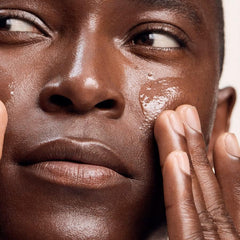 Versed Moisture Maker, application quotidienne sur le visage, relief hydraté et souple.