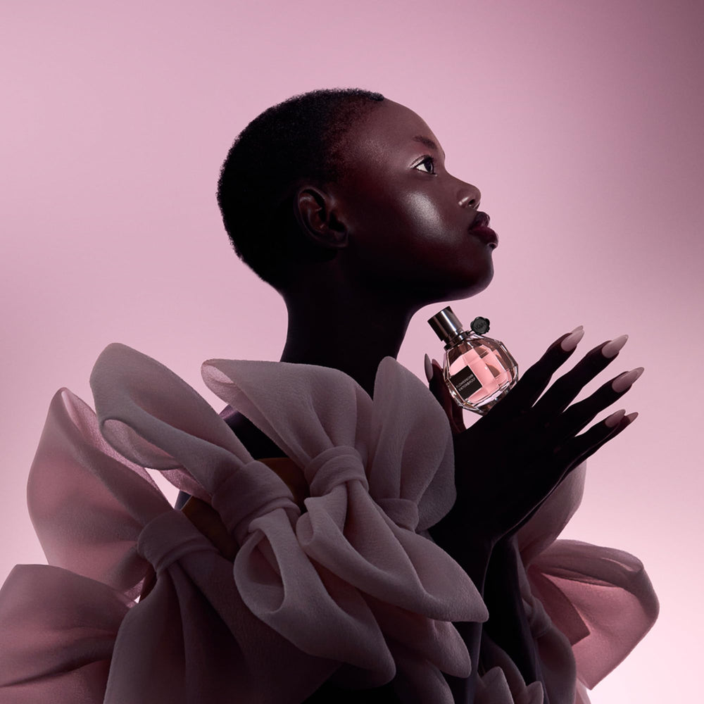 Viktor&Rolf Flowerbomb mini display suggesting gifting ideas.