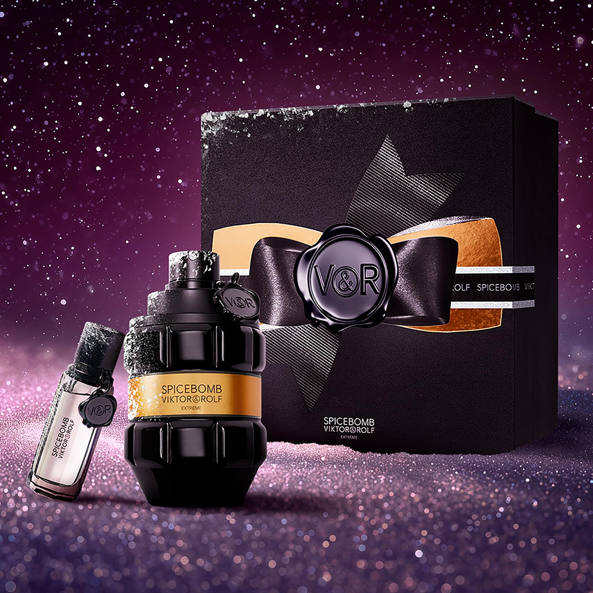 Viktor&Rolf Spicebomb EDT application close-up for versatile wear.