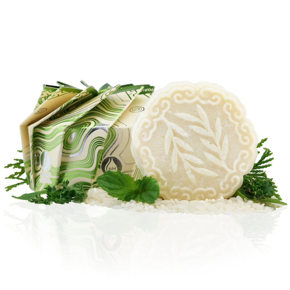 Viori Tea Tree Mint shampoo bar bottle pour for a refreshing cleanse on the go