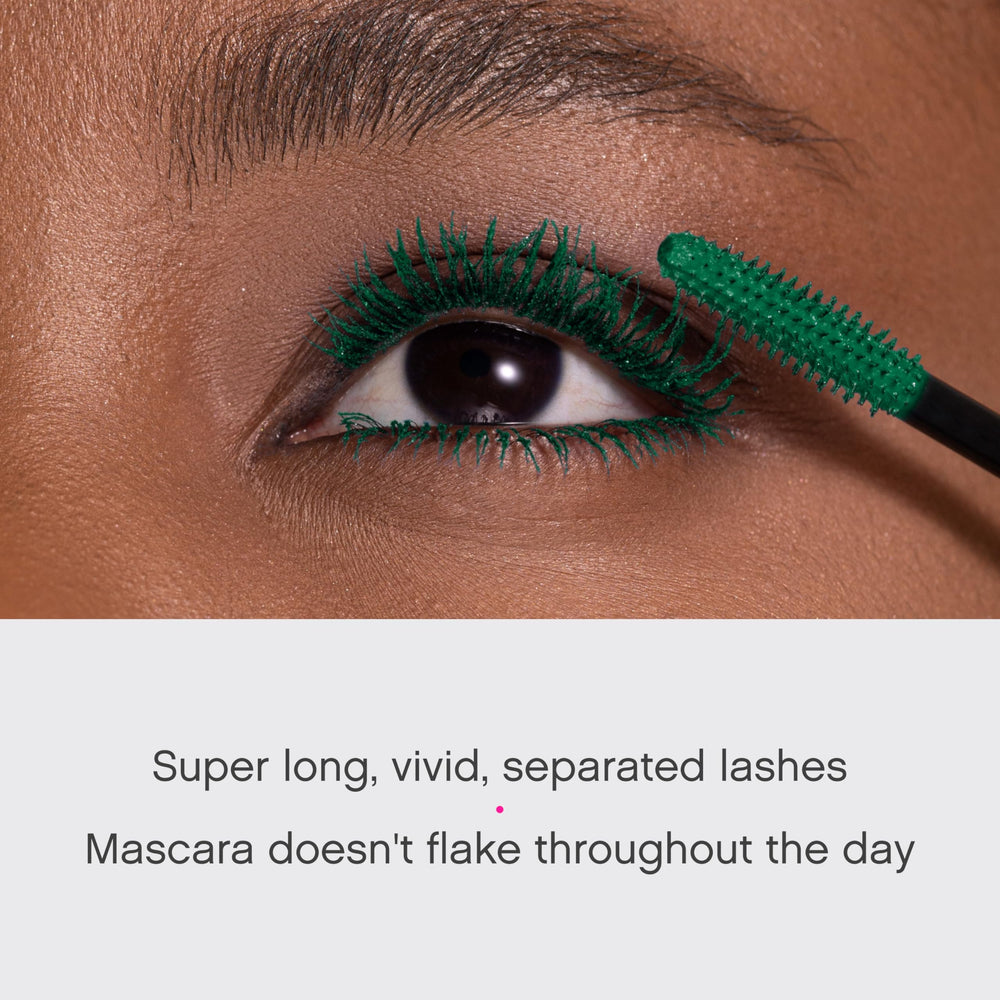 Vivienne Sabó Cabaret Premiere Green Mascara lashes close-up showing defined length and curl.
