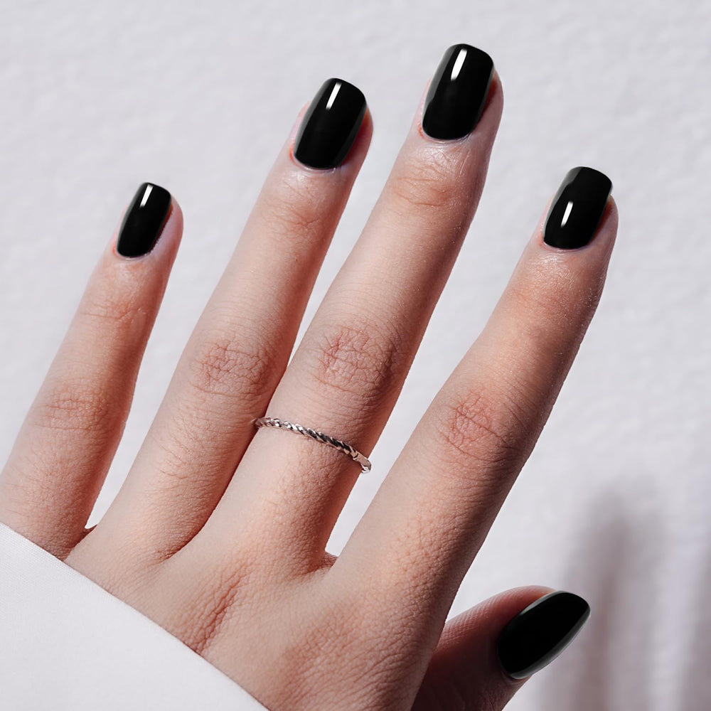 Vneffabler glue included with press-on nails for quick DIY manicure.