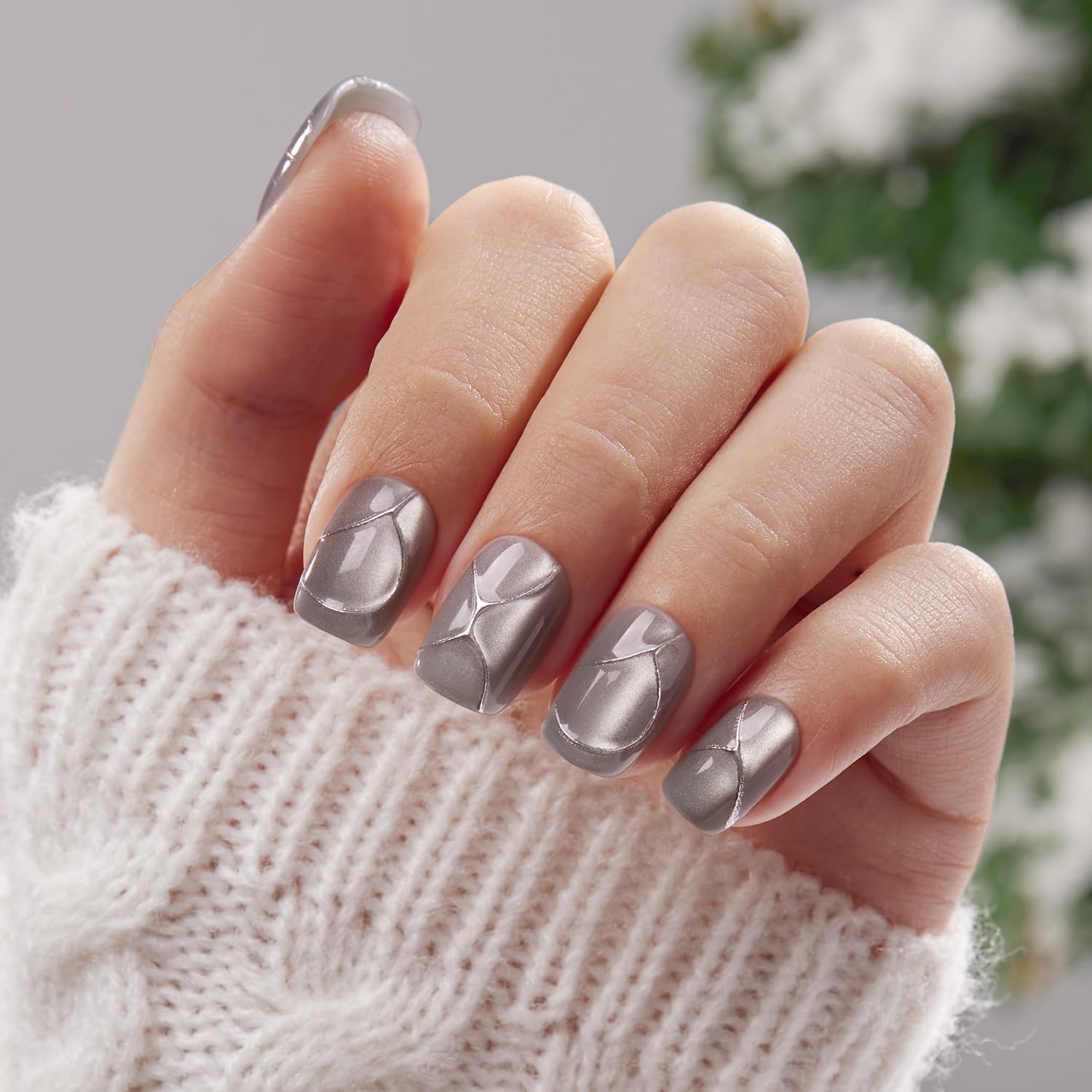 VSALON VE glue delivers a strong 14-day hold for durable wear.