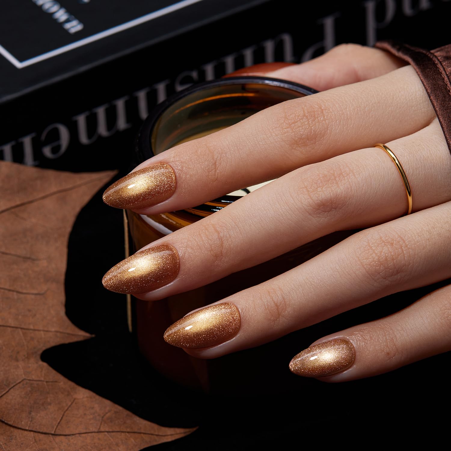 VSALON brown cat-eye sparkle nails provide salon-grade shine at home.