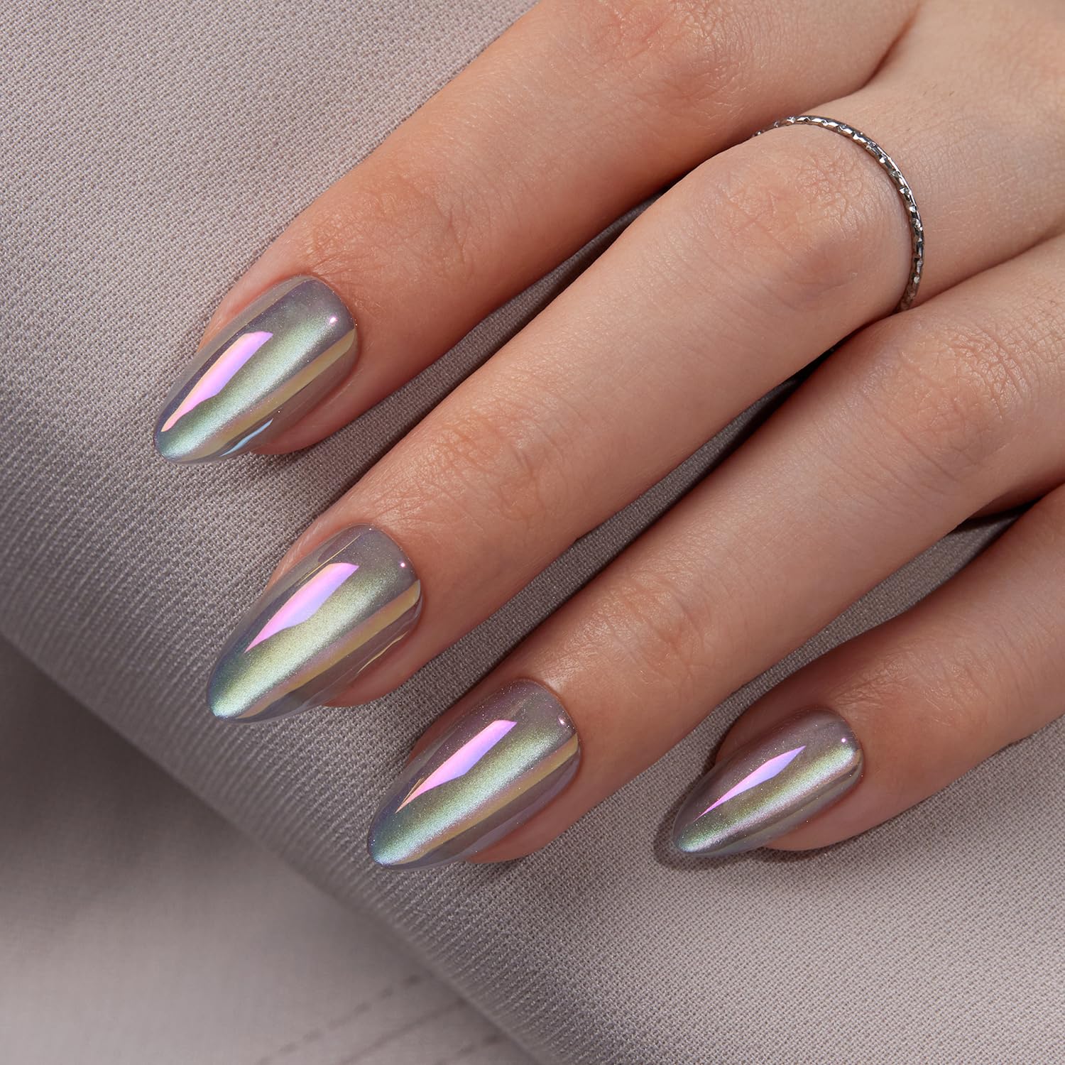 VSALON bubble-free fit on natural nails during daily activities like typing.