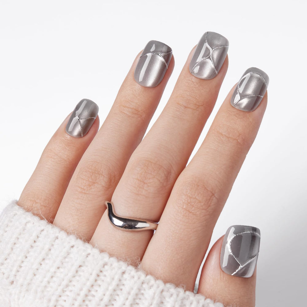 VSALON Valentine 3D art design adds sparkle to everyday nails.