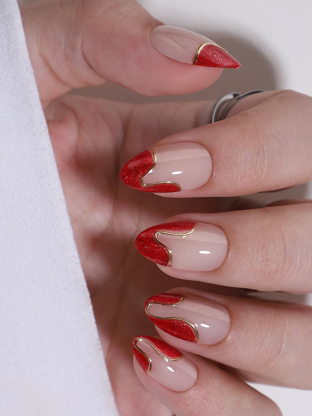WAFOLOZE press-on nails kit includes 16 sizes and storage box