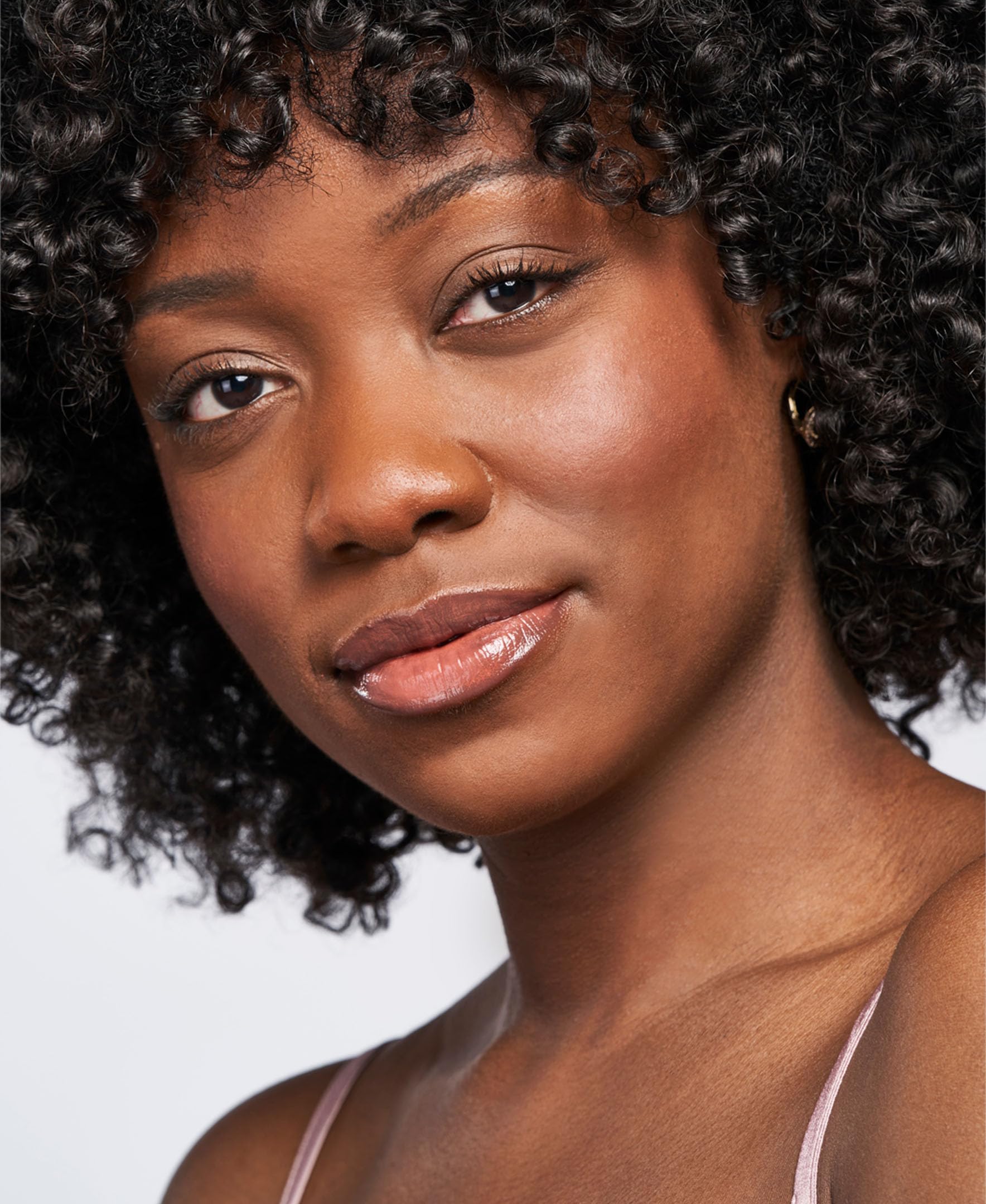 Wander Beauty Lip Retreat Oil Tan Lines lips application shows quick hydration with glossy finish.